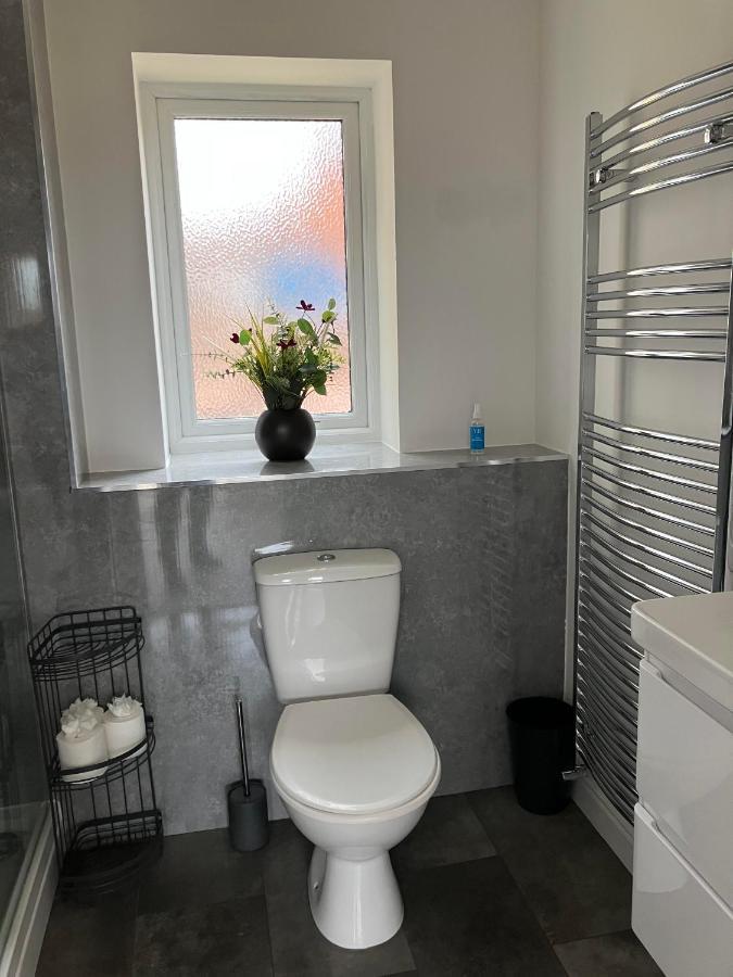Honeyberry Cottage -Part Of Alton Cottages Екстериор снимка