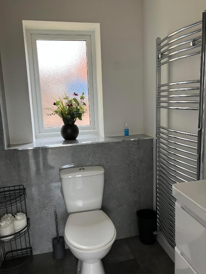 Honeyberry Cottage -Part Of Alton Cottages Екстериор снимка