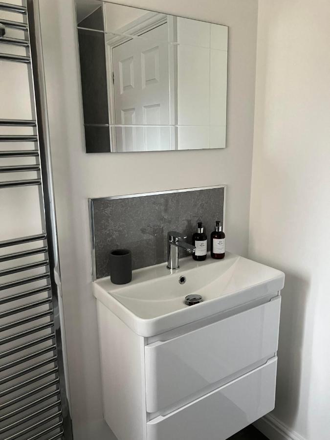 Honeyberry Cottage -Part Of Alton Cottages Екстериор снимка